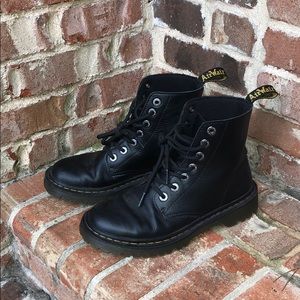 Dr. Marten 1460 COMBAT BOOT - WOMEN'S